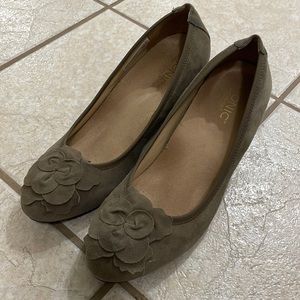 Gray suede Vionic 9.5 wedge